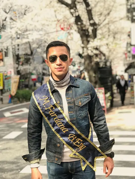 Muhammad Fardhana disebut mirip Song Joong Ki hingga Park Seo Joon. Spek oppa Korea, Dhana disebut cocok dengan Ayu Ting Ting. Pelantun tembang Alamat Palsu yang suka dengan Korea itu rupanya menemukan pendamping hidup yang mirip dengan oppa Korea. Dari keterangan unggahannya diketahui bahwa foto ini adalah ketika Dhana sudah lulus kuliah dari Jepang. (Liputan6.com/IG/@derazala)