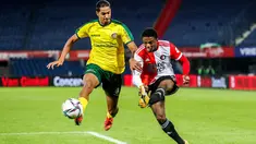Bek Feyenoord, Tyrell Malacia (kanan) menembak bola dari kawalan pemain Fortuna Sittard, Nigel Lonwijk pada pertandingan Eredivisie Belanda di Feyenoord Stadium de Kuip di Rotterdam pada 5 Desember 2021. Manchester United resmi memboyong Tyrell Malacia dari Feyenoord Rotterdam. (AFP/ANP/Pieter Stam de Jonge)