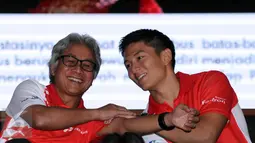 Rio Haryanto (kanan) berbincang dengan Direktur PT Pertamina Dwi Soetjipto usai dipastikan bergabung dengan tim Manor Racing F1 di Jakarta, Kamis (18/2/2016). Rio akan mengikuti Formula 1 selama semusim penuh. (Liputan6.com/Helmi Fithriansyah)