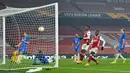 Bek Molde, Sheriff Sinyan, ketika melakukan gol bunuh diri saat menghadapi Arsenal pada laga lanjutan Grup B Liga Europa 2020/2021 di Emirates Stadium, Jumat (6/11/2020) dini hari WIB. Arsenal menang 4-1 atas Molde. (AFP/Glyn Kirk)