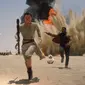 Adegan Daisy Ridley dan John Boyega di Star Wars: The Force Awakens.