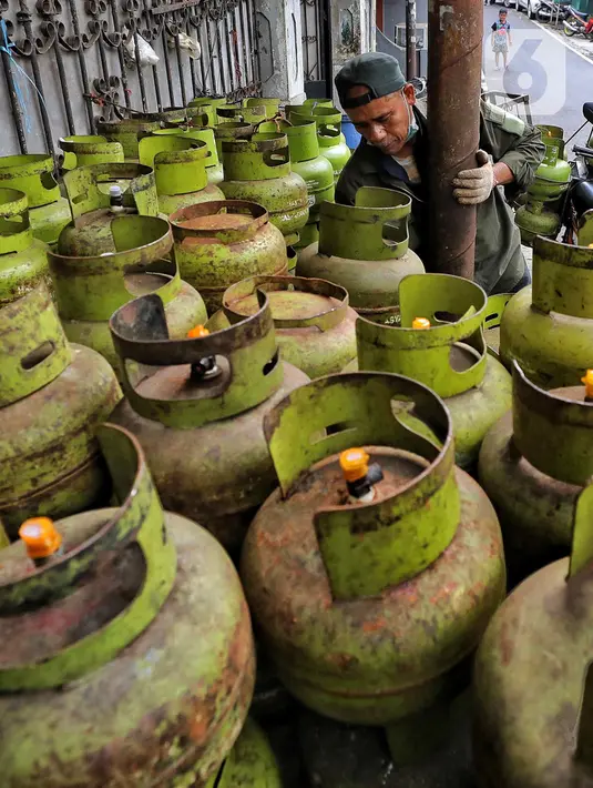 Pekerja menata tabung gas elpiji 3 kg untuk dijual kembali di kawasan Jakarta, Rabu (4/1/2023). Tahun 2023, pembelian elpiji 3 kg akan diperketat dengan menggunakan KTP. (Liputan6.com/Angga Yuniar)