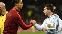 Ronaldo dengan Portugal bersaing dengan Messi di Argentina. Keduanya sama-sama menjabat kapten tim nasional. Meski rival keduanya tetap menjunjung tinggi sportivitas saat bertanding. (AFP/Paul Ellis)