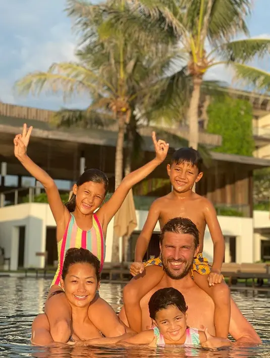Di pernikahan yang berusia hampir satu dekade ini, Indah Kalalo dan Ibrahim Justin Werner dikaruniai tiga orang momongan yang memiliki paras rupawan. Yakni Ayanna Rose Werner, Byron Benjamin Werner, dan Tigerlily Grace Werner. (Liputan6.com/IG/indahkalalo)