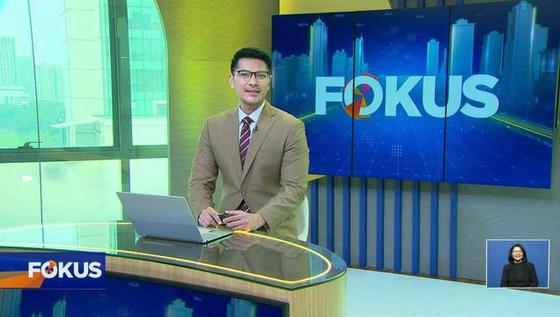 Fokus : Ribuan Orang Saling Dorong Rebutan Uang yang Disebar oleh Pengusaha di Pekalongan