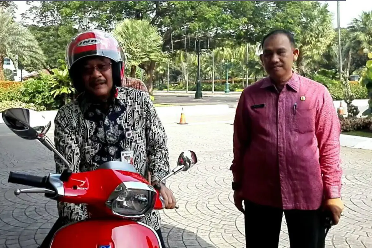 Semringahnya Djarot Ke Balai Kota Naik Vespa