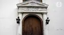 Pintu Gereja Sion yang berada di sudut Jalan Pangeran Jayakarta, Taman Sari, Jakarta Barat, Jumat (23/12/2022). Gereja Sion atau dikenal juga dengan nama Portygeesche Buintenkerk yang usianya mencapai 326 tahun. Namanya Gereja Portugis, bukan berati didirikan oleh orang Portugis, melainkan orang Belanda. Setelah Indonesia Merdeka, Portugreesche Buitenkerk berganti nama menjadi Gereja Portugis. (Liputan6.com/Johan Tallo)