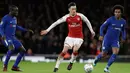 Pemain Arsenal, Mesut Ozil berusaha menguasai bola dengan kawalan pemain Chelsea pada laga leg kedua babak semifinal Piala Liga di Stadion Emirates, Kamis (25/1). Arsenal lolos ke final Piala Liga setelah mengatasi perlawanan Chelsea 2-1. (AP/Matt Dunham)