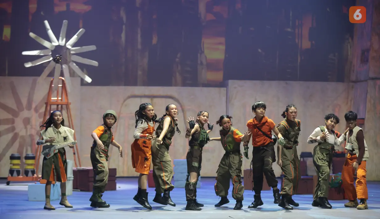Para pemeran teater tampil dalam pertunjukan musikal Senja Teduh Pelita di Graha Bhakti Budaya, Taman Ismail Marzuki (TIM), Jakarta, Jumat (3/7/2026). Musikal ini diadaptasi dari lagu grup musik Maliq & D’Essentials yang  menceritakan tentang sekelompok anak-anak di masa depan yang berusaha membangun kembali dunia yang sudah hancur dan menyelamatkan orangtua mereka.(Kapanlagi.com/Budy Santoso)