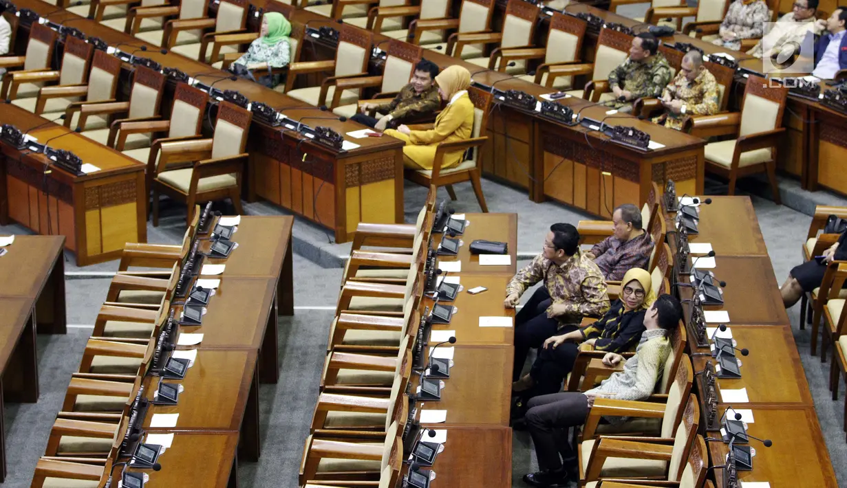 Sejumlah anggota DPR menghadiri rapat paripurna pembukaan masa persidangan V tahun 2018-2019 di Kompleks Parlemen MPR/DPR-DPD, Jakarta, Rabu (8/5/2019). Rapat Paripurna hanya dihadiri 281 anggota yang berasal dari 10 fraksi, dari total jumlah anggota DPR sebanyak 560 orang. (Liputan6.com/JohanTallo)