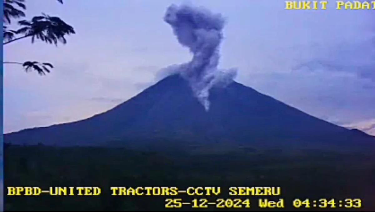 gunung semeru luncukan awan panas