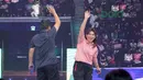 Ekspresi Susi Susanti-Alan Budikusuma saat bermain bulutangkis pada Konser Energi Asian Games 2018 di Studio Indosiar, Jakarta (8/3/2018). Konser Energi untuk menyambut Event terbesar di Asia di Jakarta-Palembang. (Bola.com/Nick Hanoatubun)