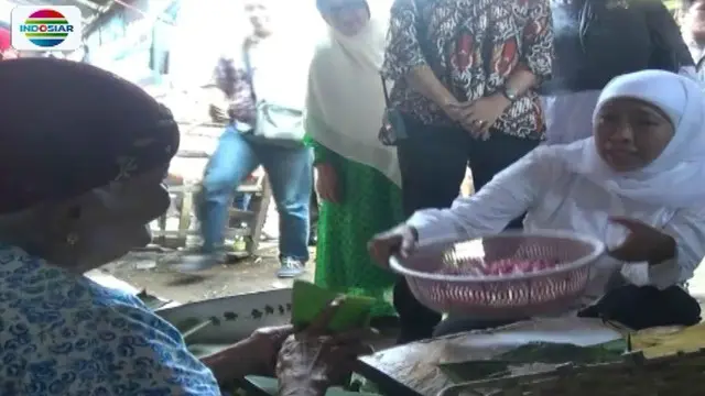 Calon Gubernur Jawa Timur Khofifah Indar Parawansa meneruskan safari politiknya di Kediri dengan blusukan ke pasar tradisional untuk menyerap aspirasi warga.