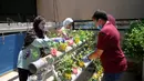 Anak-anak Palestina merawat tanaman dalam cangkir plastik di Pusat Anak-Anak Al-Qattan, Gaza City, Senin (20/7/2020). Program ini bernama daur ulang limbah rumah tangga menjadi produk yang ramah lingkungan. (Xinhua/Rizek Abdeljawad)