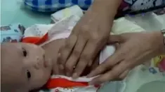 Ratusan siswa harus menggunakan perahu karet untuk menyebrangi banjir, hingga bayi yang mengalami gangguan metabolisme.