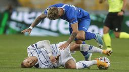 Penyerang Dynamo Kyiv, Vladyslav Supriaha, berebut bola dengan gelandang Gent, Niklas Dorsch, pada laga kedua play-off Liga Champions di Stadion Olimpiade Kiev, Rabu (30/9/2020) dini hari WIB. Dynamo Kyiv menang 3-0 atas Gent. (AP Photo/Efrem Lukatsky)