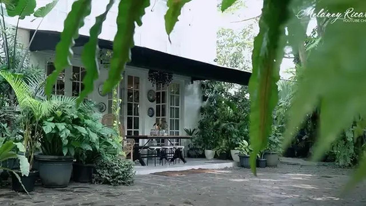 9 Potret Teras dan Taman di Rumah Yuni Shara, Nuansa Tropis yang Asri dan Estetik