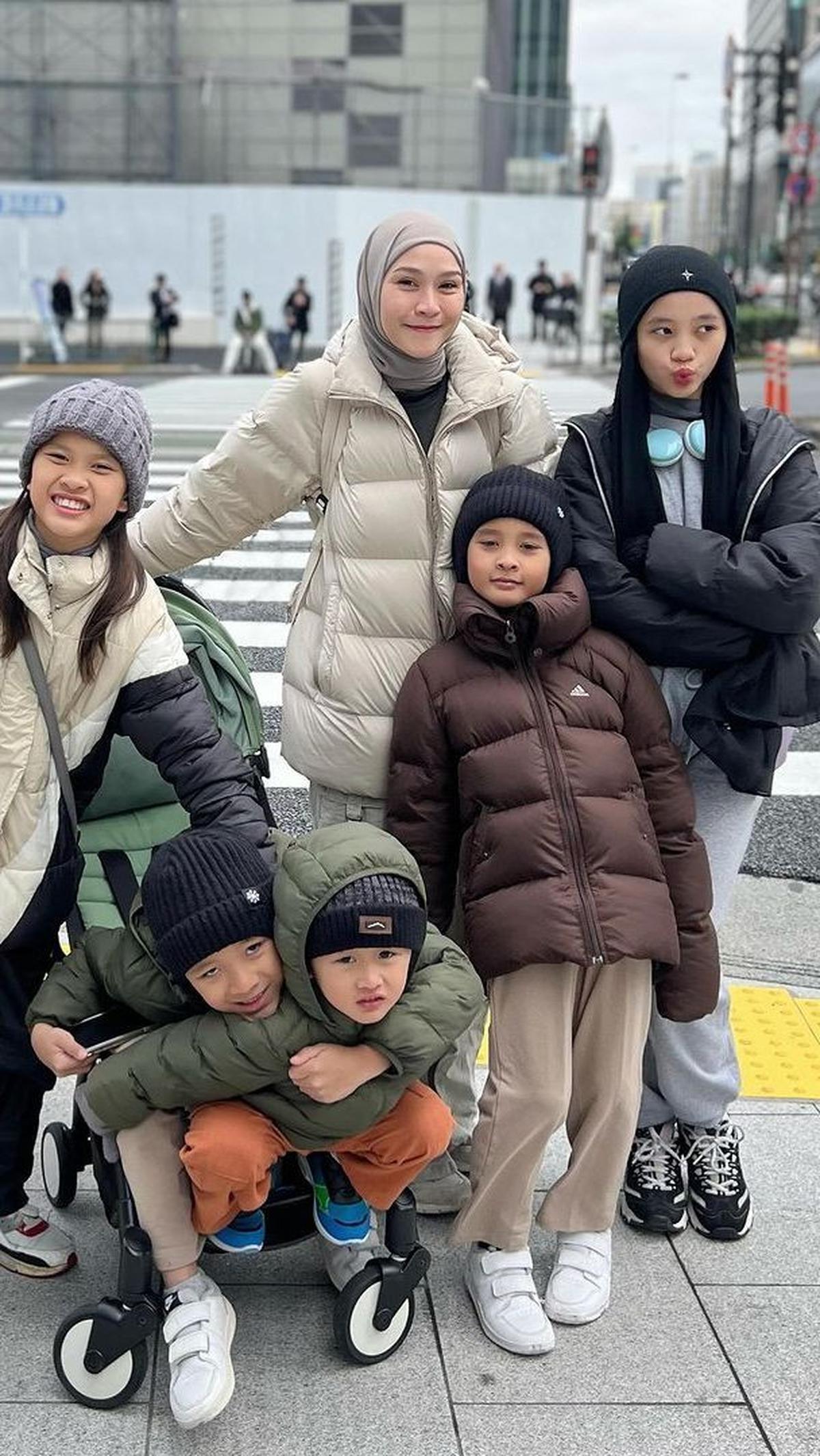 Selain Ussy Sulistiawaty, artis yang juga mempunyai anak lebih dari tiga adalah Zaskia Adya Mecca.