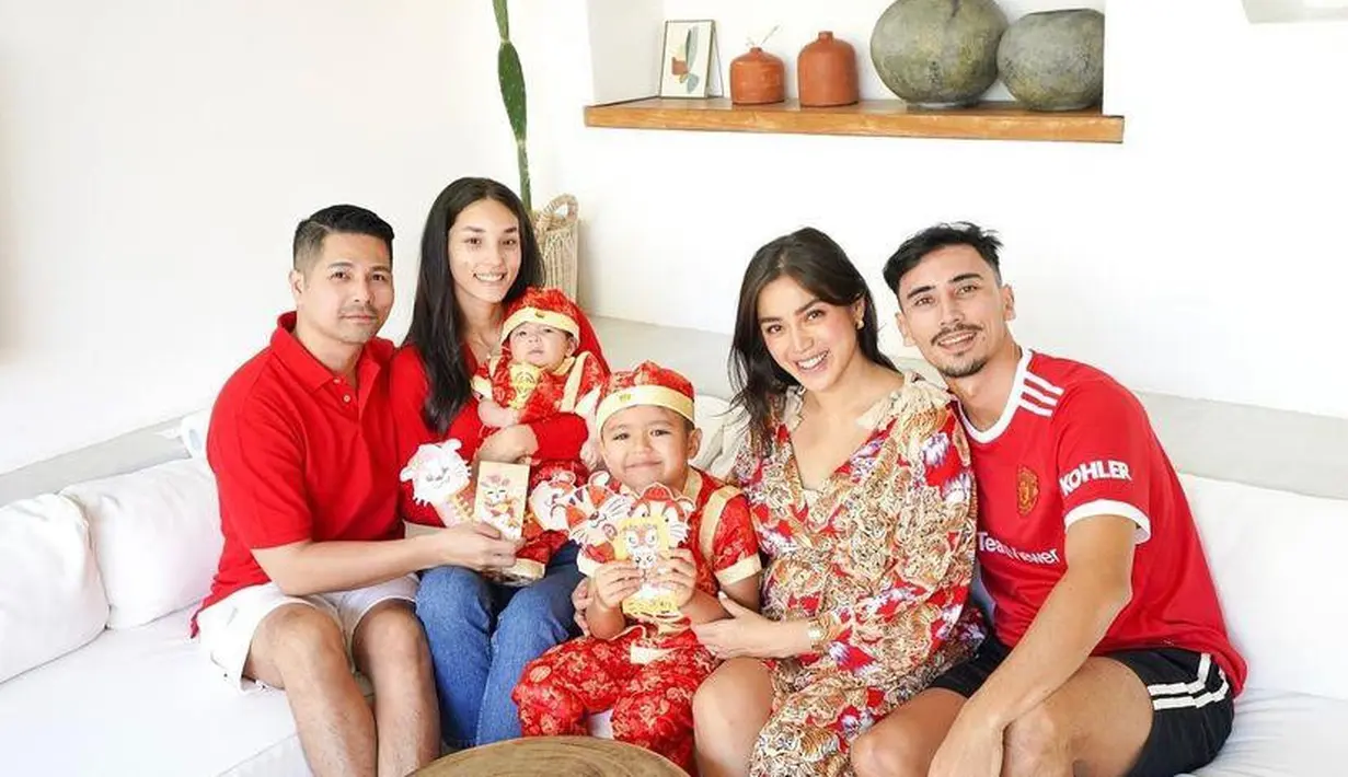 Jessica Iskandar tampil penuh kebahagiaan bersama dengan Vincent Verhaag dan buah hatinya El Barack. Jedar memilih dress dengan motif emas-merah, putranya mengenakan busana khas China, sementara sang suami mengenakan baju bola warna merah. (Instagram/inijedar).