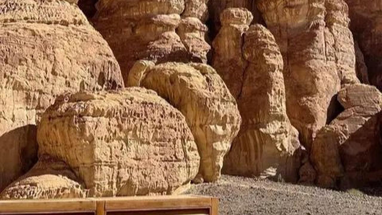 7. Titi Kamal membagikan keindahan alam Al Ula dengan latar bukit berbatu yang memesona.