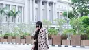 Padu padan menarik dari Syahrini mengenakan outfit hitam dan outer bermotif polkadot. [Foto: Instagram/princessyahrini]