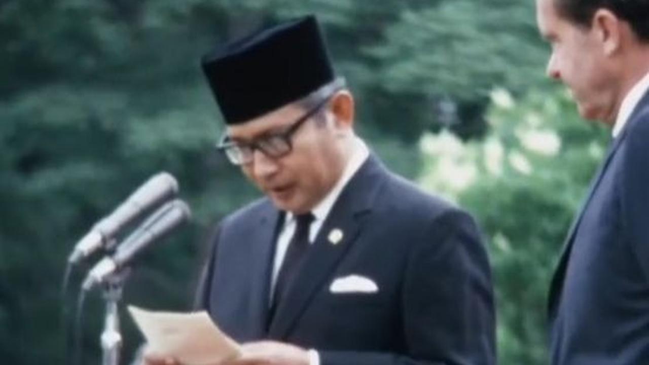 Di hadapan ratusan orang, Soeharto juga terlihat sempat menyampaikan sambutannya.