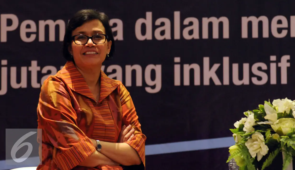 Mantan Menteri Keuangan, Sri Mulyani Indrawati menyimak pertanyaan usai memberi kuliah umum di kampus UI Depok, Selasa (26/7). Kuliah bertema Peranan Pemuda dalam Mensukseskan Pembangunan Berkelanjutan yang Inklusif. (Liputan6.com/Helmi Fithriansyah)