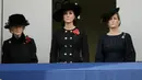 Kate Middleton bersama Putri Alexandra dan Putri Sophie saat menghadiri upacara Remembrance Sunday Service di London, Inggris, Minggu (12/11). Istri Pangeran William itu tampil beda dengan rambut bob di atas leher. (AP/Tim Ireland)