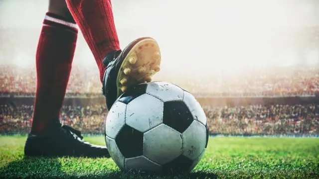 Ilustrasi sepatu bola dan bola sepak