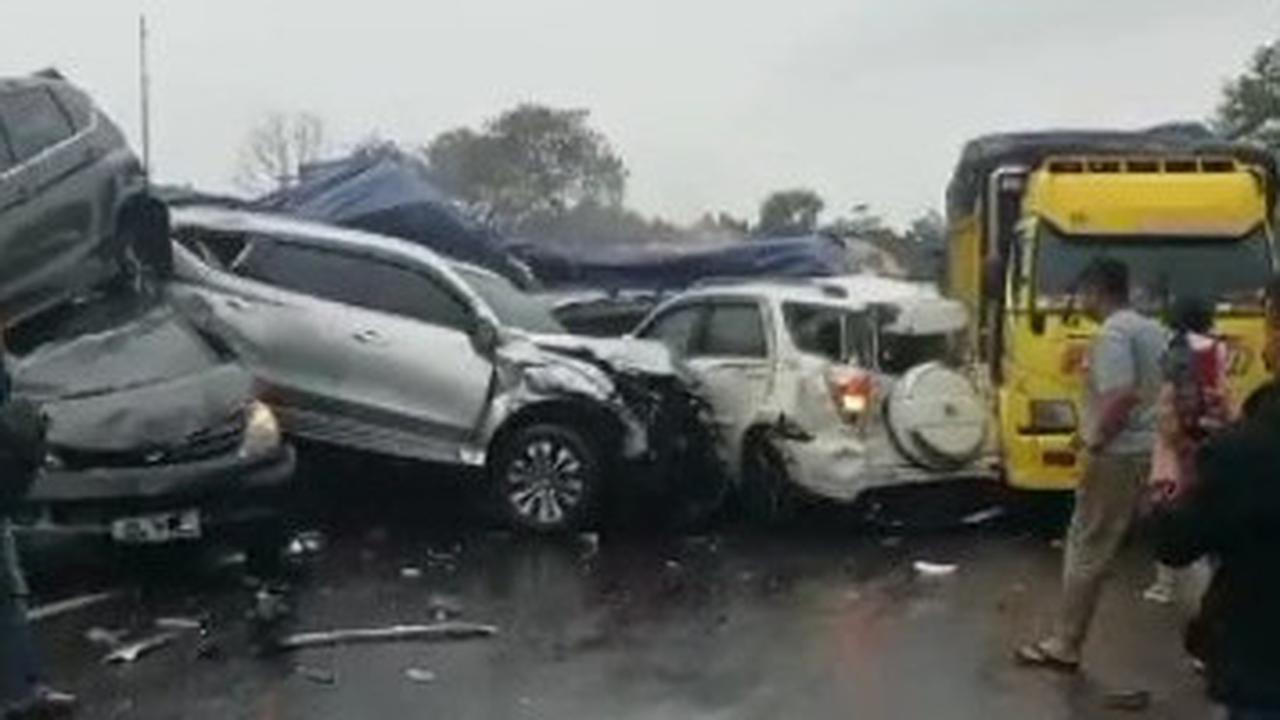 Kecelakaan Beruntun di Tol Cipularang, Polisi Normalisasi Jalur dan Evakuasi Korban