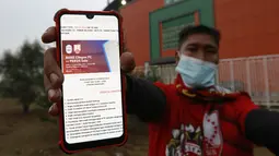 Suporter Persis Solo saat melawan Rans Cilegon FC pada laga babak 8 besar Grup X Liga 2 di Stadion Pakansari, Bogor, Rabu (15/12/2021). (Bola.com/M Iqbal Ichsan)