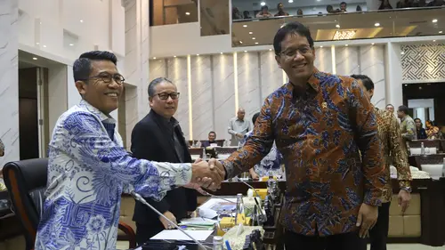 Menteri Keuangan Purbaya Yudhi Sadewa (kanan) berjabat tangan dengan Ketua Komisi XI DPR RI Mukhamad Misbakhun (kiri) sebelum mengikuti rapat kerja di Kompleks Parlemen, Senayan, Jakarta, Rabu (10/9/2025). (merdeka.com/Arie Basuki)
