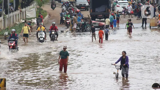 Perempatan Green Garden Masih Tergenang Banjir
