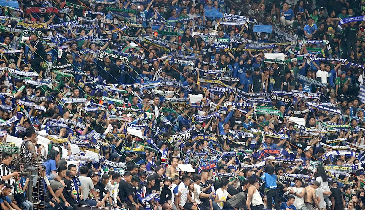 Momen persahabatan Bonek dengan Bobotoh saat Persebaya Surabaya melawan Persib Bandung pada laga Liga 1 di Stadion Gelora Bung Tomo, Surabaya, Jumat (5/7). Persebaya menang 4-0 atas Persib. (Bola.com/Aditya Wani)