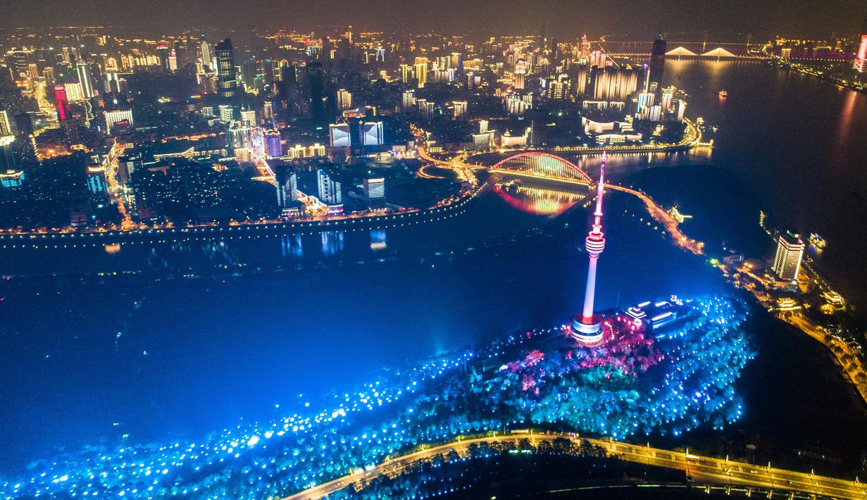 Foto Pemandangan Malam Kota Wuhan Setelah Corona Mereda Global