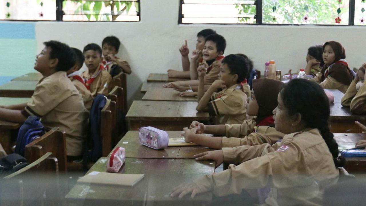 Purwosusilo menjelaskan, rata-rata siswa yang ijazahnya tertahan karena belum melunasi Sumbangan Pembinaan Pendidikan (SPP) atau iuran rutin saat siswa masih aktif di sekolah.&nbsp;