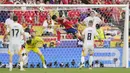 Mikel Merino menjadi pahlawan kemenangan timnya pada menit ke-119. Umpan lambung Dani Olmo sukses dituntaskan Merino menjadi gol dengan sundulan. (AP Photo/Ariel Schalit)