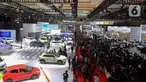Pengunjung melihat mobil yang dipamerkan dalam Indonesian International Motor Show (IIMS) 2024 di JIExpo Kemayoran, Jakarta, Kamis (15/2/2024). (Liputan6.com/Herman Zakharia)