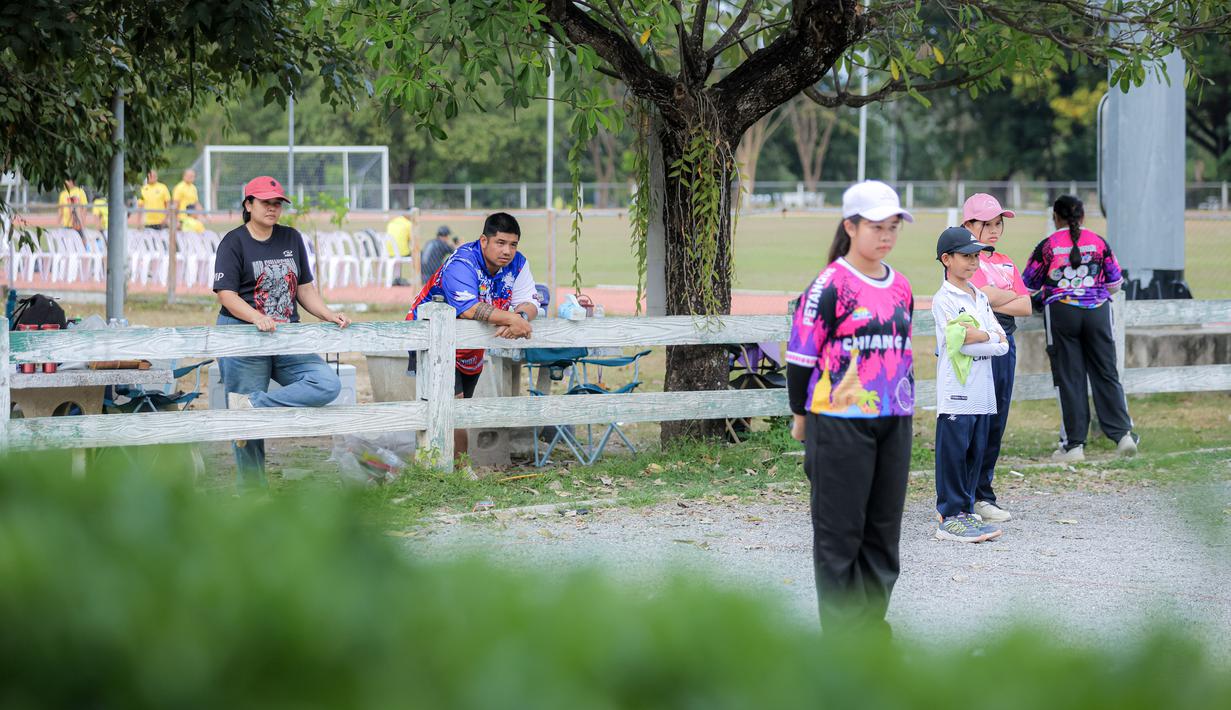 Kepopuleran olahraga ini didukung oleh sejarah kerajaan dan kesuksesan atlet-atletnya di tingkat dunia. Tampak dalam foto, beberapa atlet muda Thailand saat memainkan olahraga Petanque di Lapangan Latih Dua Kompleks 700th Anniversary of Chiang Mai Stadium, Kamis (11/12/2025). (Bola.com/Bagaskara Lazuardi)