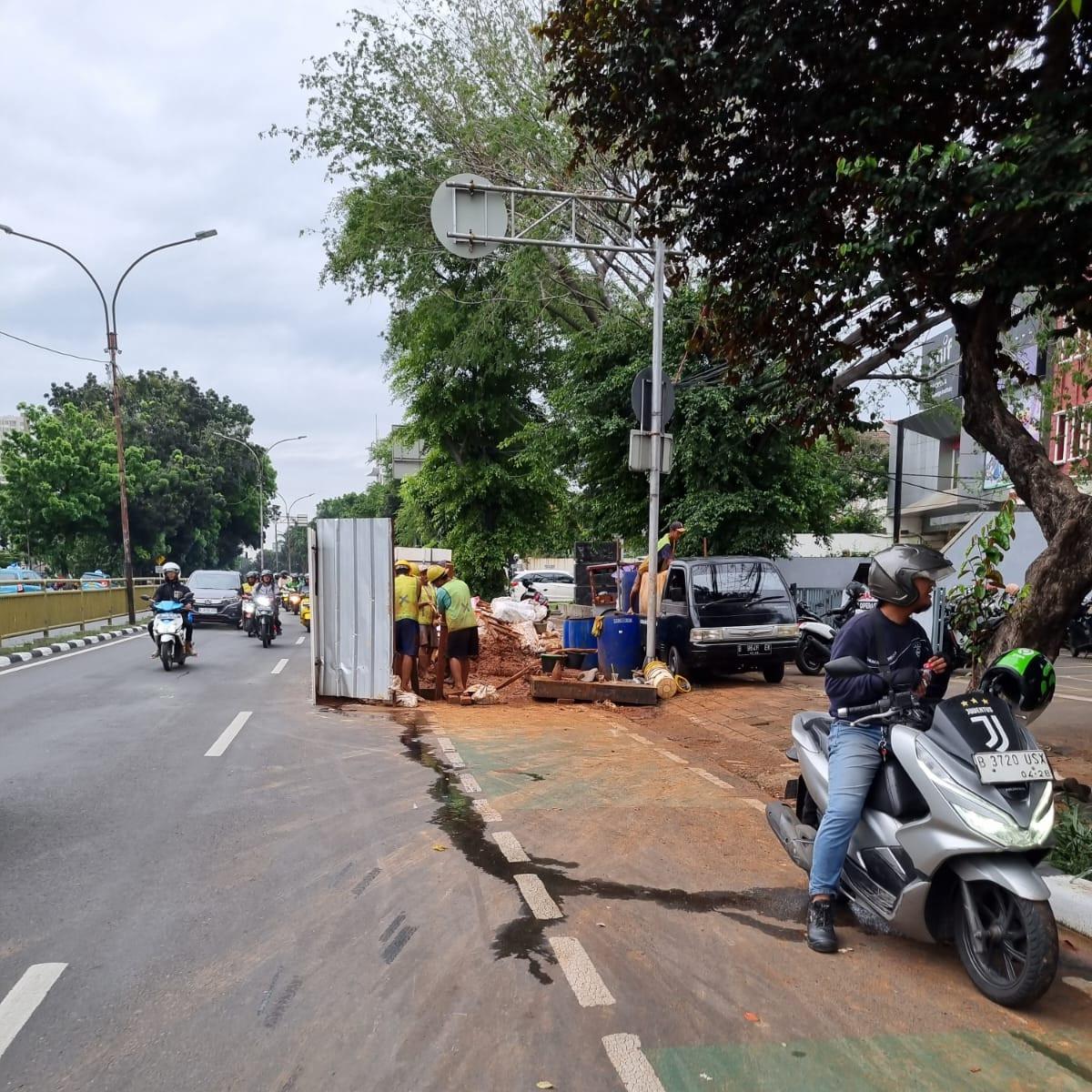 proyek galian jalan di Saharjo Tebet