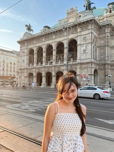 7 Gaya Seru Beby Tsabina Liburan Di Vienna Dengan Outfit Kekinian Fashion Fimela Com
