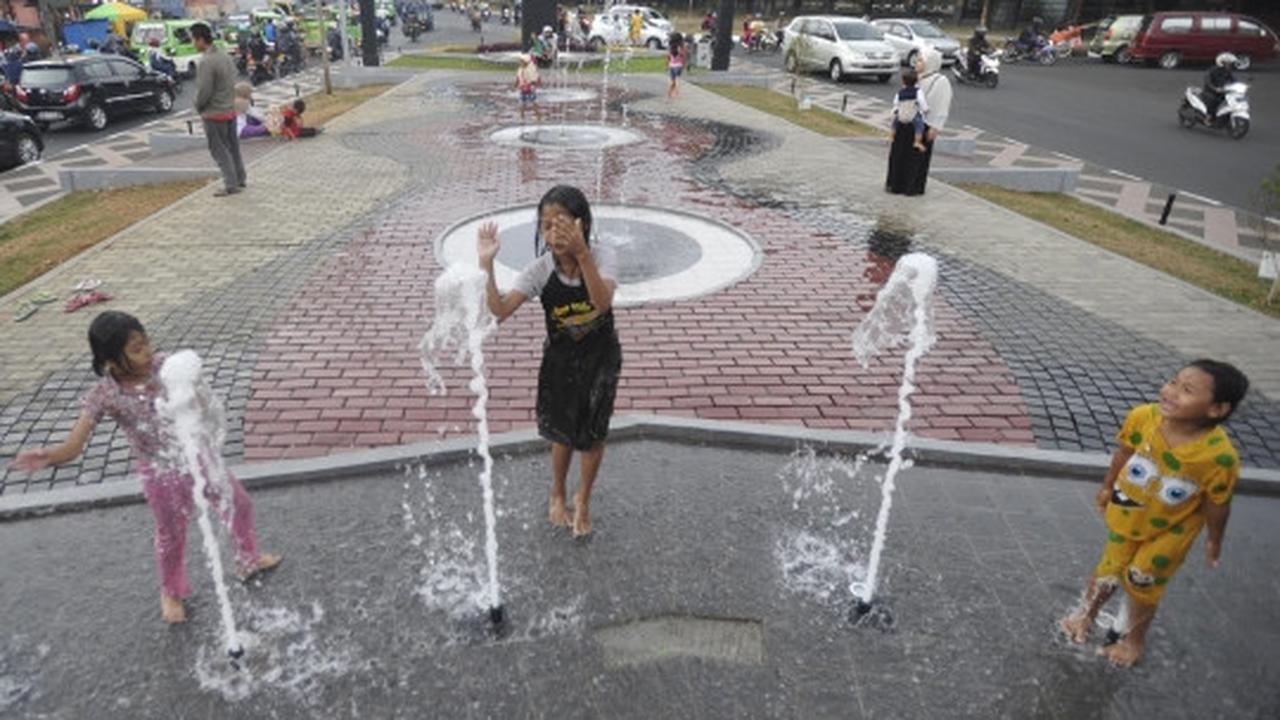 Kegembiraan anak-anak ngabuburit di Taman Air Mancur Bogor