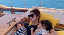 Liburan mengajak buah hati tentu menjadi sebuah tantangan tersendiri bagi para orang tua. Terkadang harus selalu sabar dalam mengurus anak agar tetap nyaman dan tidak rewel saat menjalani liburan. Apalagi liburannya cukup jauh sampai Labuan Bajo. Terlihat dalam momen liburannya ini ia pun tetap tampil santai saat mengurus buah hatinya yang lelah saat liburan. (Liputan6.com/IG/@eva_anindita_zachrie)