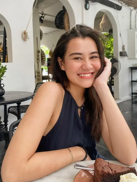 Aaliyah mengaku tidak ingin terbawa rasa emosional dan berusaha tegar dalam menjalaninya. Meskipun ia tak menampik soal rasa rindunya, apalagi ia sebagai anak perempuan yang pastinya dekat dengan seorang ibu. (Instagram/aaliyah.massaid)