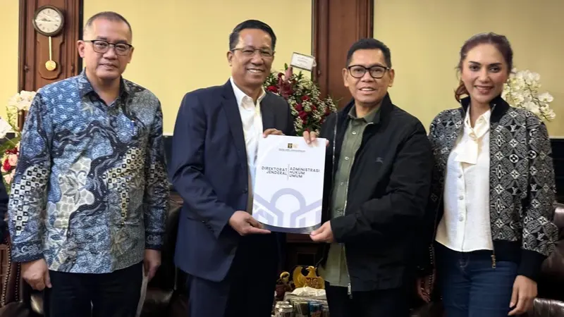 Menteri Hukum dan Hak Asasi Manusia (Menkumham) Supratman Andi Agtas menyerahkan Surat Keputusan (SK) kepengurusan Partai Golkar hasil Musyawarah Nasional (Munas) Ke-XI.