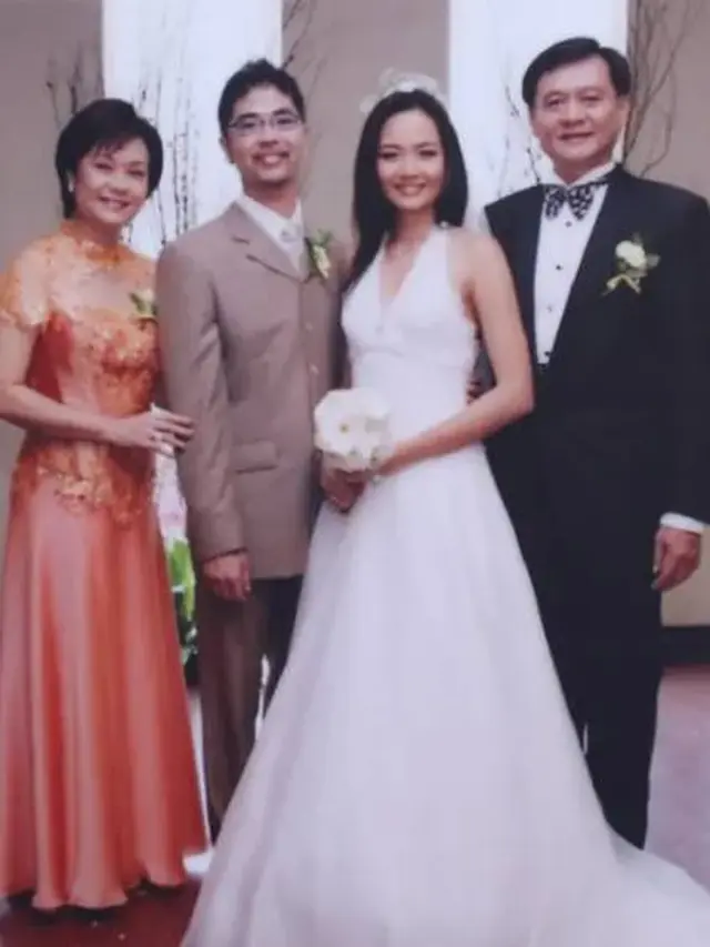 Jalani 15 Tahun Pernikahan, Ini 7 Potret Mesra Alena Wu Bersama Suami