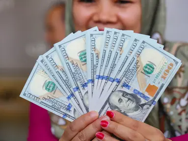 Karyawan menunjukkan lembaran uang Dolar AS di VIP Money Changer, Jakarta, Jumat (5/6/2026). (merdeka.com/Arie Basuki)