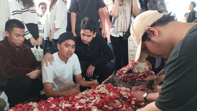 Pemakaman Ade Paloh vokalis Sore Band di TPU Pondok Ranggon, Jakarta Timur