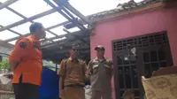 Atap Rumah Terbang Saat Orang Tua Sakit, Warga Bekasi Panik Diterjang Puting Beliung