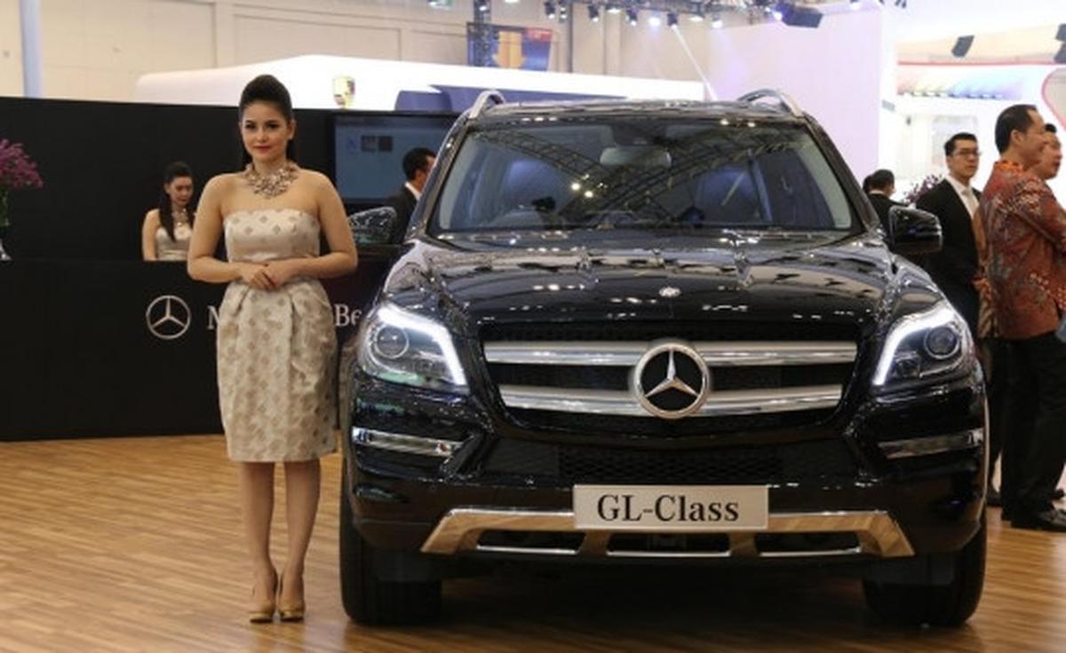 Model seksi nan ayu ini bikin aura GIIAS 2015 jadi panas